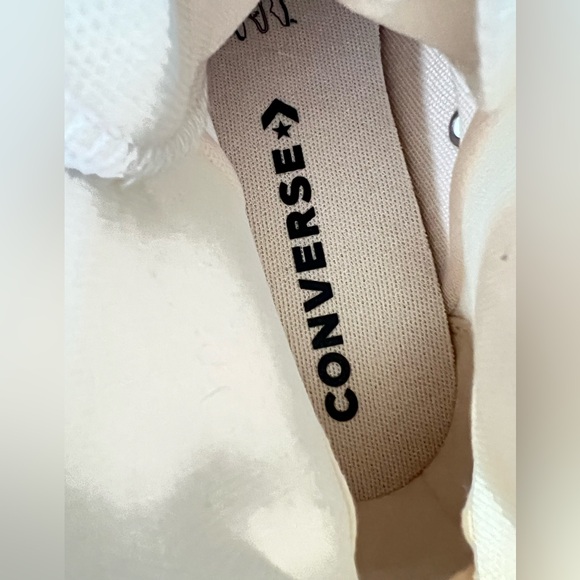 Converse Chuck Taylor All Star Lift
Platform High-Top sneakers in white. Size 6 - Picture 8 of 8